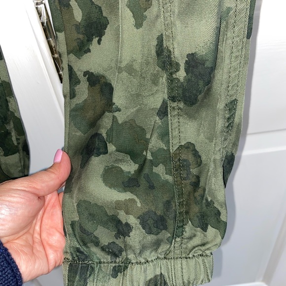 Anthropologie army green watermarked camo thin soft jogger pants size Small - Picture 5 of 7